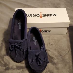 Navy Minnetonka moccasins. Size 6 fits size 7